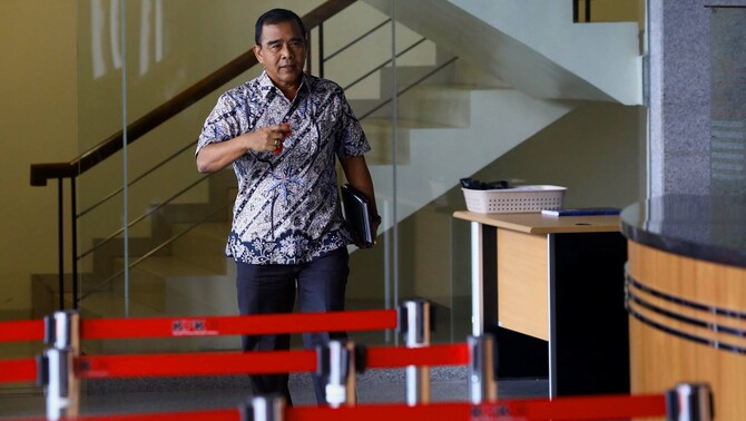 Ketua Komite Olahraga Nasional Indonesia (KONI) Pusat Tono Suratman bergegas seusai menjalani pemeriksaan di Gedung KPK, Jakarta, Rabu 6 Februari 2019. 
