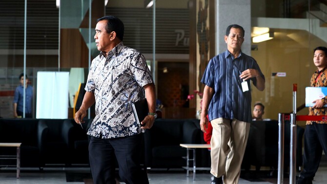 Ketua Komite Olahraga Nasional Indonesia (KONI) Pusat Tono Suratman bergegas seusai menjalani pemeriksaan di Gedung KPK, Jakarta, Rabu 6 Februari 2019. 
