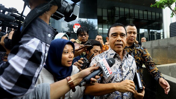 Ketua Komite Olahraga Nasional Indonesia (KONI) Pusat Tono Suratman bergegas seusai menjalani pemeriksaan di Gedung KPK, Jakarta, Rabu 6 Februari 2019. 
