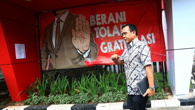 Ketua Komite Olahraga Nasional Indonesia (KONI) Pusat Tono Suratman bergegas seusai menjalani pemeriksaan di Gedung KPK, Jakarta, Rabu 6 Februari 2019. 
