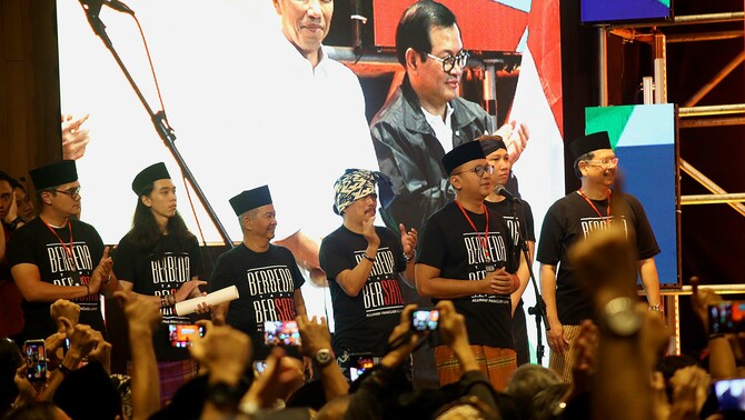 Wakil ketua Alumni SMA Panghudi Luhur (PL) Bersatu, Rosan P Roeslani (dua kanan) dan sejumlah perwakilan alumni dari berbagai angkatan, dalam acara deklarasi di Jakarta, Rabu 6 Februari 2019.