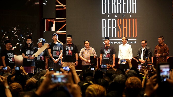 Calon Presiden petahana Joko Widodo (tiga kanan) bersama ketua TKN Erik Tohir (tengah), dan Anggota Dewan Pengarah Tim Kampanye Nasional (TKN) Jokowi - Ma'ruf Amin, Pramono Anung (dua kanan), menyaksikan pembacaan deklarasi dalam acara di Jakarta, Rabu 6 Februari 2019.