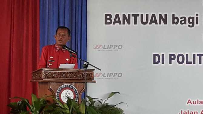 Bupati Tanah Laut, Drs H Sukamta MAP, memberikan sambutan saat acara penyerahan bantuan Beasiswa Mahasiswa Berprestasi Lippo (BMBL) di Kampus Politeknik Negeri Tanah Laut (Politala) Pelaihari, Kalimantan Selatan (Kalsel), Kamis, 7 Februari 2019.
