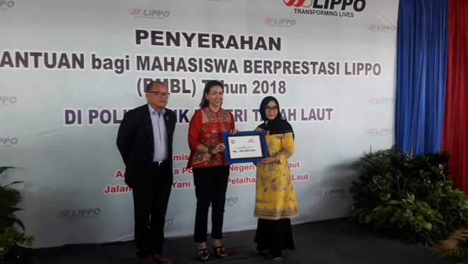 Kiri ke Kanan: Andre Rumantir, Miranti Hadisusilo (Direksi Matahari Department Store) sebagai wakil Lippo Group, secara simbolis menyerahkan BMBL kepada Direktur Politala,  Dr Hj Mufrida Zein SAg MPd, di Kampus Politala, Pelaihari, Kabupaten Tanah Laut, Kalimantan Selatan, Kamis 7 Februari 2019.