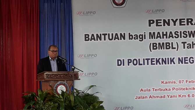 Direktur Matahari Department Store, Andre Rumantir, memberikan sambutan dalam acara penyerahan bantuan Beasiswa Mahasiswa Berprestasi Lippo (BMBL) di Kampus Politeknik Negeri Tanah Laut (Politala) Pelaihari, Kalimantan Selatan (Kalsel), Kamis, 7 Februari 2019.