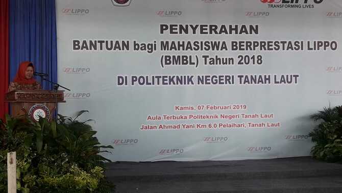 Perwakilan orangtua/wali mahasiswa penerima BMBL, Sarinem, menyampaikan ucapan terima kasih kepada Lippo Group, saat penyerahan bantuan Beasiswa Mahasiswa Berprestasi Lippo (BMBL) di Kampus Politeknik Negeri Tanah Laut (Politala) Pelaihari, Kalimantan Selatan (Kalsel), Kamis 7 Februari 2019.