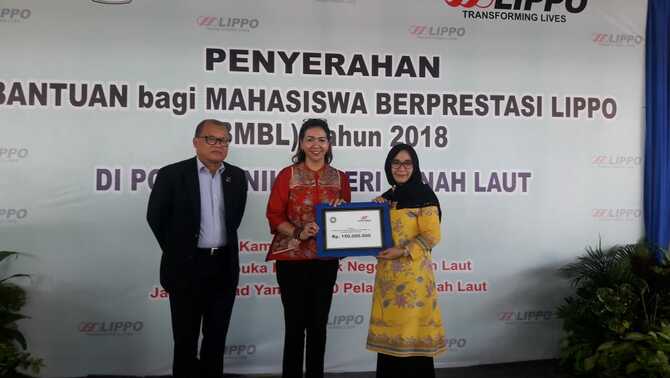 Kiri ke Kanan: Andre Rumantir, Miranti Hadisusilo (Direksi Matahari Department Store) sebagai wakil Lippo Group, secara simbolis menyerahkan BMBL kepada Direktur Politala, Dr Hj Mufrida Zein SAg MPd, di Kampus Politala, Pelaihari, Kabupaten Tanah Laut, Kalimantan Selatan, Kamis 7 Februari 2019.
