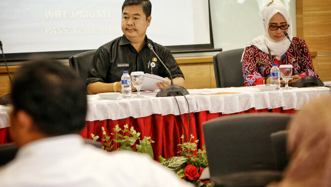 Kepala BPSDM Kemendagri Teguh Setyabudi (kiri) bersama Kepala Pusat Standarisasi dan Sertifikasi Badan Rochayati Basra pada acara 
Pembinaan & Informasi Pengembangan SDM Lingkup Standarisasi dan Sertifikasi Tahun 2019 di Jakart, Kamis (7/2/2019).