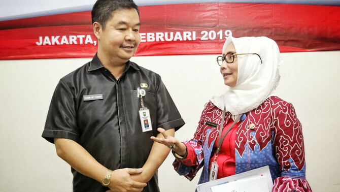 Kepala BPSDM Kemendagri Teguh Setyabudi (kiri) bersama Kepala Pusat Standarisasi dan Sertifikasi Badan Rochayati Basra pada acara 
Pembinaan & Informasi Pengembangan SDM Lingkup Standarisasi dan Sertifikasi Tahun 2019 di Jakart, Kamis (7/2/2019).
