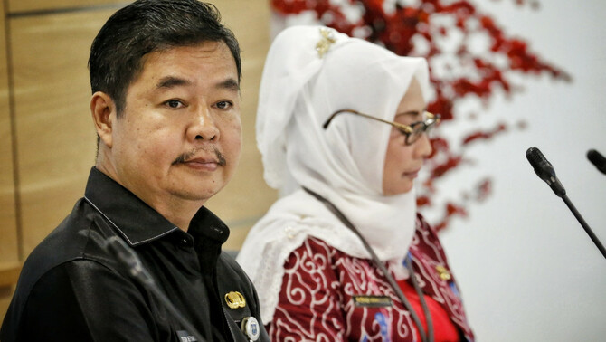 Kepala BPSDM Kemendagri Teguh Setyabudi (kiri) bersama Kepala Pusat Standarisasi dan Sertifikasi Badan Rochayati Basra pada acara 
Pembinaan & Informasi Pengembangan SDM Lingkup Standarisasi dan Sertifikasi Tahun 2019 di Jakart, Kamis (7/2/2019).