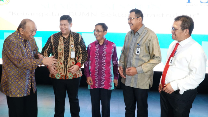 Dari kiri ke kanan, Pengamat Ekonomi sekaligus Komisaris Independen BCA Cyrillus Harinowo bersama Corporate Finance Group Head Jasa Marga Eka Setya Adrianto, Ketua Pusat Studi BUMN Tjipta Purwita, Senior Vice President Corporate Banking Bank Mandiri Yusak L.S. Silalahi, dan Vice President Corporate Banking Bank Mandiri Median Samosir di tengah acara Sharing Session Kebangkitan BUMN Sektor Infrastruktur yang diselenggarakan Pusat Studi BUMN di Jakarta, Kamis (7/2/19). Sharing session kali ini membahas perkembangan pembangunan infrastruktur di Indonesia serta potensi bisnis yang tercipta. 