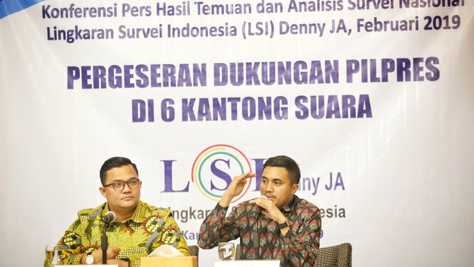 Peneliti Senior LSI Denny JA, Adjie Alfaraby (kanan) bersama Moderator Rully Akbar memaparkan hasil temuan terbaru survei nasional bertajuk 