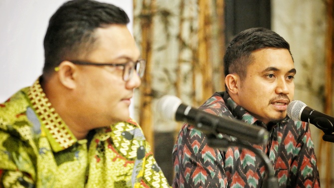 Peneliti Senior LSI Denny JA, Adjie Alfaraby (kanan) bersama Moderator Rully Akbar memaparkan hasil temuan terbaru survei nasional bertajuk 