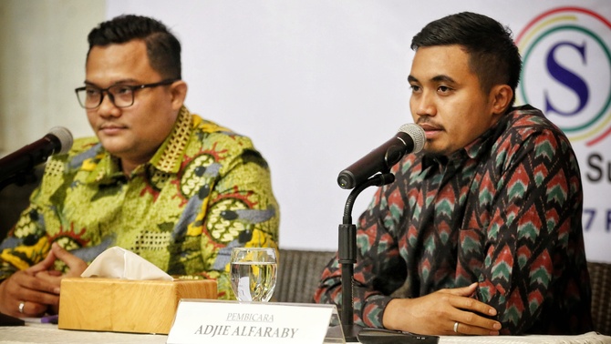 Peneliti Senior LSI Denny JA, Adjie Alfaraby (kanan) bersama Moderator Rully Akbar memaparkan hasil temuan terbaru survei nasional bertajuk 