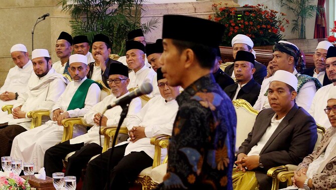 Presiden Joko Widodo menyampaikan paparan ketika bersilaturahmi dengan Kiai dan Habib se-Jadetabek di Istana Negara Jakarta, 7 Februari 2019.