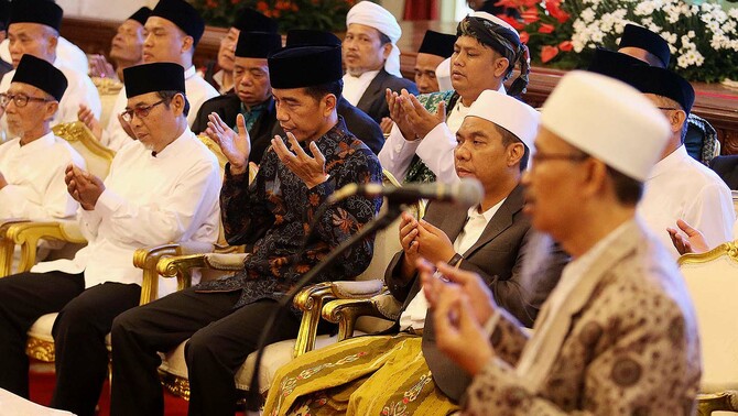 Presiden Joko Widodo bersama sejumlah Kiai dan Habib se-Jadetabek di Istana Negara Jakarta, 7 Februari 2019.