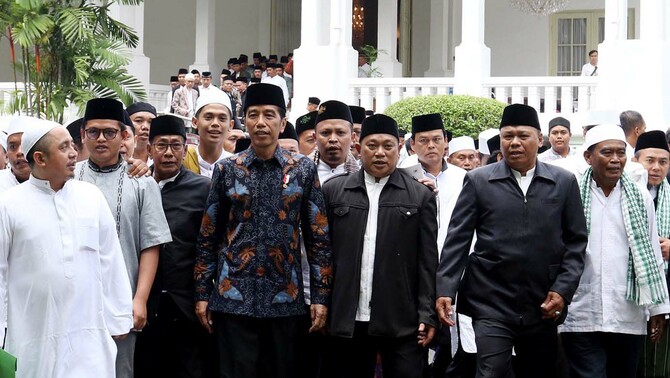 Presiden Joko Widodo, berjalan dengan Kiai dan Habib se-Jadetabek seusai melakukan silaturahmi di Istana Negara Jakarta, 7 Februari 2019.