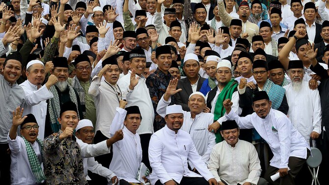 Presiden Joko Widodo (tengah) berfoto bersama seusai bersilaturahmi dengan Kiai dan Habib se-Jadetabek di Istana Negara Jakarta, 7 Februari 2019. Presiden berpesan kepada Kiai dan Habib untuk membentengi santri dan masyarakat dengan budi pekerti, keislaman, keindonesiaan dan nilai agama yang baik. 
