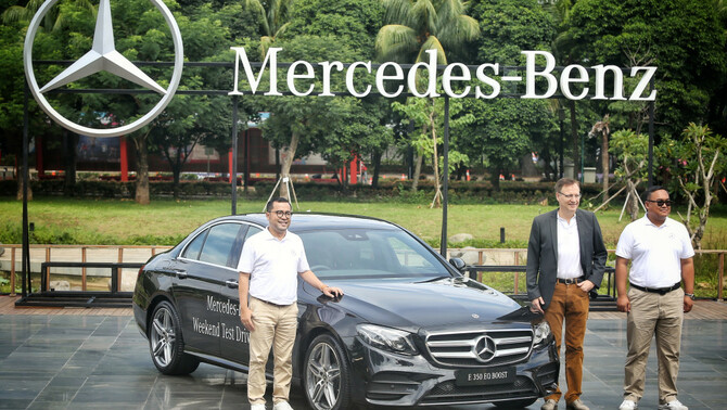 President Director PT Mercedes-Benz Distribution Indonesia Roelof Lamberts (tengah), Deputy Director Sales Operations & Product Management PT. Mercedes-Benz Distribution Indonesia Kariyanto Hardjosoemarto (kiri) dan Deputy Director Marketing Communication PT. Mercedes-Benz Distribution Indonesia Hari Arifianto berpose bersama Mercedes-Benz C 200 EQ Boost, E 350 EQ Boost, dan GLA 200 Urban saat acara Weekend Test Drive 2019 di Star Mansion, Gelora Bung Karno, Jakarta, Kamis (7/2/2019).