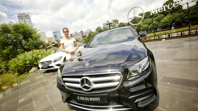 Model diantara mobil Mercedes-Benz pada acara Weekend Test Drive 2019 di Star Mansion, Gelora Bung Karno, Jakarta, Kamis (7/2/2019).