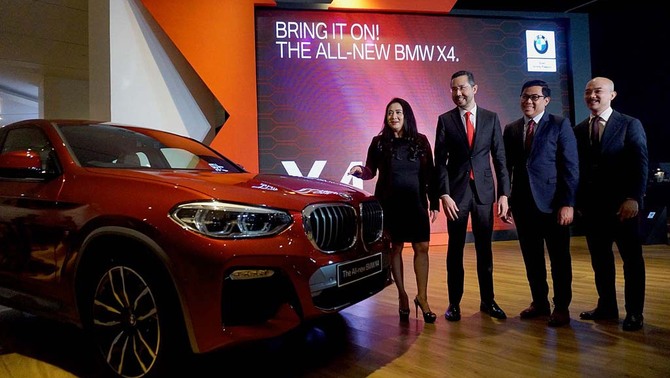 President Director BMW Group Indonesia Ramesh Divyanathan (kedua kanan) berbincang dengan Vice President of Corporate Communications BMW Group Indonesia Jodie O'tania, Vice President of Sales BMW Indonesia Bayu Riyanto dan Director of Museum Macan Aaron Seeto (kiri ke kanan) dalam  peluncuran The All New BMW X4 di Jakarta, 7 Februari 2019.