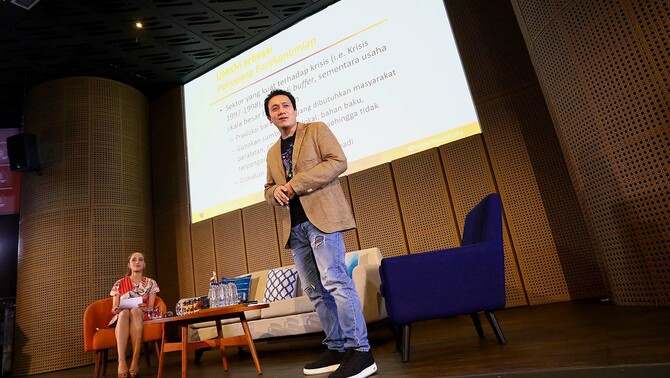 Founder of #dengaryangmuda Diaz Hendropriyono memberikan paparan dalam acara #UKMSmackQueenTerdepan volume 12 di Galeri Indonesia Kaya, Jakarta, Kamis 7 Februari 2019.