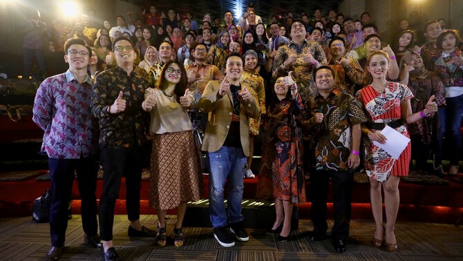 Founder #DengarYangMuda, Diaz Hendropriyono (tengah) bersama ratusan anak muda (milenial) saat menggelar diskusi 
