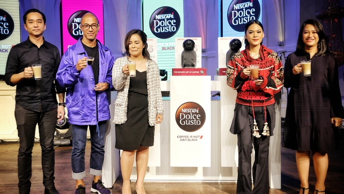 President Director PT Multifortuna Janki Cahyadi (kiri) bersama Penyanyi Marcell (kedua kiri), Marketing Manager Nescafe Dolce Gusto Indonesia Melinda Tambunan (ketiga kanan), Penyanyi Kallula (kedua kiri) dan Business Executive Officer Coffee & New Business Development PT Nestle Indonesia Prillia Sandra Lubis pada acara memperkenalkan Me Lower Wattage bersamaan dengan Music Drip di Jakarta, Kamis (7/2/2019).