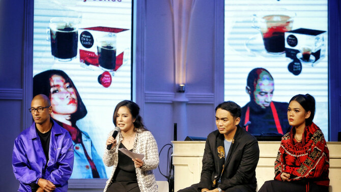 Penyanyi Marcell (kiri) bersama Marketing Manager Nescafe Dolce Gusto Indonesia Melinda Tambunan (kedua kiri), Penyanyi Kallula (kedua kanan) dan DJ Dipha Barus (kanan) pada acara memperkenalkan Me Lower Wattage bersamaan dengan Music Drip di Jakarta, Kamis (7/2/2019).