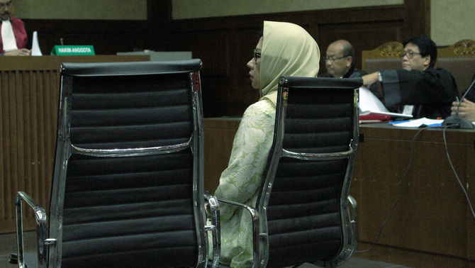 Mantan Dirut PT Pertamina (Persero) Karen Agustiawan mengikuti Sidang Keduanya di Pengadilan Tipikor, Jakarta, Kamis 7 Februari 2019. Melalui Kuasa Hukumnya Soesilo Aribowo membacakan Eksepsi atas dakwaan tindak pidana korupsi dalam kegiatan investasi yang dilakukan oleh PT Pertamina (Persero) di salah satu blok migas yang bernama Blok Basker Manta Gummy (BMG) di Australia pada tahun 2009. Di dalam Nota Keberatan, Tim Kuasa Hukumnya menyampaikan 7(tujuh) pokok alasan diantaranya Surat Dakwaan tidak cermat, ROC yang dianggap telah menerima keuntungan atas akuisisi Blok BMG Tahun 2009 tidak jelas status hukumnya, Uraian terkait unsur kerugian keuangan negara tidak jelas dan tidak lengkap, Surat Dakwaan tidak menguraikan unsur “niat jahat” atau mens rea dari Terdakwa, sehingga Dakwaan Penuntut Umum menjadi tidak lengkap, Uraian   terkait   unsur kerugian keuangan negara tidak jelas dan tidak lengkap, Surat Dakwaan tidak cermat dalam menggunakan ketentuan hukum yang dijadikan dasar oleh Penuntut Umum pada Dakwaan Karen, Surat Dakwaan tidak cermat dan tidak lengkap dalam menerapkan Pasal 18Ayat (1) Huruf B Undang-Undang Tindak Pidana Korupsi terkait dengan pidana tambahan berupa uang pengganti, Surat Dakwaan tidak jelas, Penuntut Umum tidak   dapat   merumuskandengantepat peranan Terdakwa sebagai  pleger  atau  medepleger atau doenpleger.