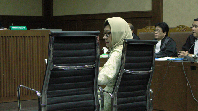 Mantan Dirut PT Pertamina (Persero) Karen Agustiawan mengikuti Sidang Keduanya di Pengadilan Tipikor, Jakarta, Kamis 7 Februari 2019. Melalui Kuasa Hukumnya Soesilo Aribowo membacakan Eksepsi atas dakwaan tindak pidana korupsi dalam kegiatan investasi yang dilakukan oleh PT Pertamina (Persero) di salah satu blok migas yang bernama Blok Basker Manta Gummy (BMG) di Australia pada tahun 2009. Di dalam Nota Keberatan, Tim Kuasa Hukumnya menyampaikan 7(tujuh) pokok alasan diantaranya Surat Dakwaan tidak cermat, ROC yang dianggap telah menerima keuntungan atas akuisisi Blok BMG Tahun 2009 tidak jelas status hukumnya, Uraian terkait unsur kerugian keuangan negara tidak jelas dan tidak lengkap, Surat Dakwaan tidak menguraikan unsur “niat jahat” atau mens rea dari Terdakwa, sehingga Dakwaan Penuntut Umum menjadi tidak lengkap, Uraian   terkait   unsur kerugian keuangan negara tidak jelas dan tidak lengkap, Surat Dakwaan tidak cermat dalam menggunakan ketentuan hukum yang dijadikan dasar oleh Penuntut Umum pada Dakwaan Karen, Surat Dakwaan tidak cermat dan tidak lengkap dalam menerapkan Pasal 18Ayat (1) Huruf B Undang-Undang Tindak Pidana Korupsi terkait dengan pidana tambahan berupa uang pengganti, Surat Dakwaan tidak jelas, Penuntut Umum tidak   dapat   merumuskandengantepat peranan Terdakwa sebagai  pleger  atau  medepleger atau doenpleger.