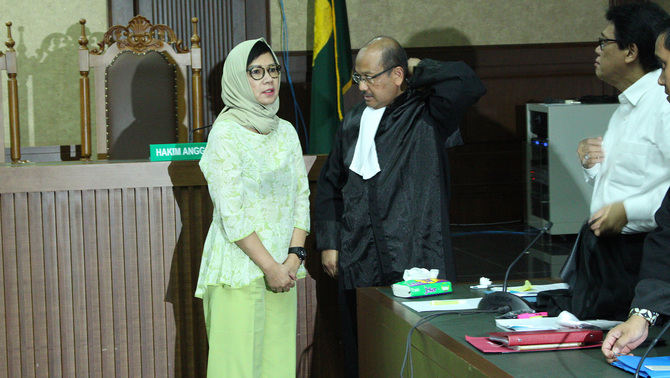 Mantan Dirut PT Pertamina (Persero) Karen Agustiawan mengikuti Sidang Keduanya di Pengadilan Tipikor, Jakarta, Kamis 7 Februari 2019. Melalui Kuasa Hukumnya Soesilo Aribowo membacakan Eksepsi atas dakwaan tindak pidana korupsi dalam kegiatan investasi yang dilakukan oleh PT Pertamina (Persero) di salah satu blok migas yang bernama Blok Basker Manta Gummy (BMG) di Australia pada tahun 2009. Di dalam Nota Keberatan, Tim Kuasa Hukumnya menyampaikan 7(tujuh) pokok alasan diantaranya Surat Dakwaan tidak cermat, ROC yang dianggap telah menerima keuntungan atas akuisisi Blok BMG Tahun 2009 tidak jelas status hukumnya, Uraian terkait unsur kerugian keuangan negara tidak jelas dan tidak lengkap, Surat Dakwaan tidak menguraikan unsur “niat jahat” atau mens rea dari Terdakwa, sehingga Dakwaan Penuntut Umum menjadi tidak lengkap, Uraian   terkait   unsur kerugian keuangan negara tidak jelas dan tidak lengkap, Surat Dakwaan tidak cermat dalam menggunakan ketentuan hukum yang dijadikan dasar oleh Penuntut Umum pada Dakwaan Karen, Surat Dakwaan tidak cermat dan tidak lengkap dalam menerapkan Pasal 18Ayat (1) Huruf B Undang-Undang Tindak Pidana Korupsi terkait dengan pidana tambahan berupa uang pengganti, Surat Dakwaan tidak jelas, Penuntut Umum tidak   dapat   merumuskandengantepat peranan Terdakwa sebagai  pleger  atau  medepleger atau doenpleger.