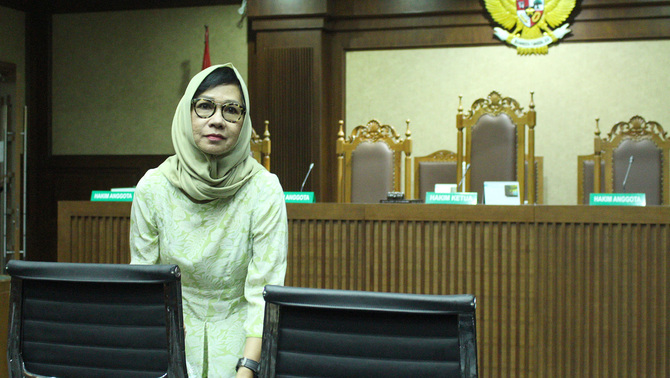 Mantan Dirut PT Pertamina (Persero) Karen Agustiawan mengikuti Sidang Keduanya di Pengadilan Tipikor, Jakarta, Kamis 7 Februari 2019. Melalui Kuasa Hukumnya Soesilo Aribowo membacakan Eksepsi atas dakwaan tindak pidana korupsi dalam kegiatan investasi yang dilakukan oleh PT Pertamina (Persero) di salah satu blok migas yang bernama Blok Basker Manta Gummy (BMG) di Australia pada tahun 2009. Di dalam Nota Keberatan, Tim Kuasa Hukumnya menyampaikan 7(tujuh) pokok alasan diantaranya Surat Dakwaan tidak cermat, ROC yang dianggap telah menerima keuntungan atas akuisisi Blok BMG Tahun 2009 tidak jelas status hukumnya, Uraian terkait unsur kerugian keuangan negara tidak jelas dan tidak lengkap, Surat Dakwaan tidak menguraikan unsur “niat jahat” atau mens rea dari Terdakwa, sehingga Dakwaan Penuntut Umum menjadi tidak lengkap, Uraian   terkait   unsur kerugian keuangan negara tidak jelas dan tidak lengkap, Surat Dakwaan tidak cermat dalam menggunakan ketentuan hukum yang dijadikan dasar oleh Penuntut Umum pada Dakwaan Karen, Surat Dakwaan tidak cermat dan tidak lengkap dalam menerapkan Pasal 18Ayat (1) Huruf B Undang-Undang Tindak Pidana Korupsi terkait dengan pidana tambahan berupa uang pengganti, Surat Dakwaan tidak jelas, Penuntut Umum tidak   dapat   merumuskandengantepat peranan Terdakwa sebagai  pleger  atau  medepleger atau doenpleger.