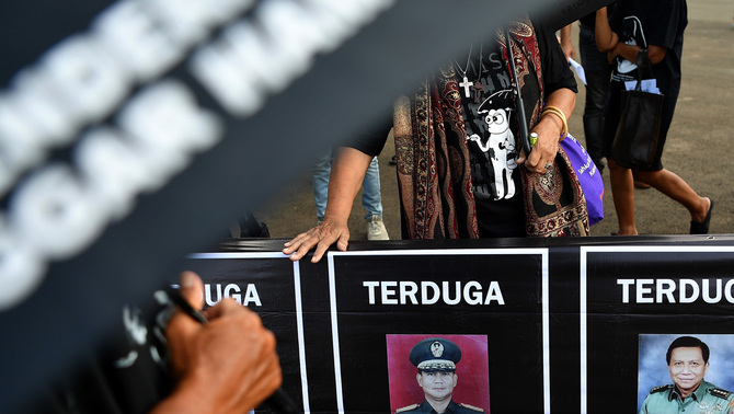 Aktivis Jaringan Solidaritas Korban untuk Keadilan (JSKK) menggelar aksi Kamisan ke-573 di depan Istana Merdeka, Jakarta, 7 Februari 2019. Dalam aksi yang bertepatan dengan 30 tahun peristiwa Talangsari Lampung tersebut, JSKK meminta Presiden Joko Widodo segera menuntaskan kasus pelanggaran HAM di masa lalu itu.