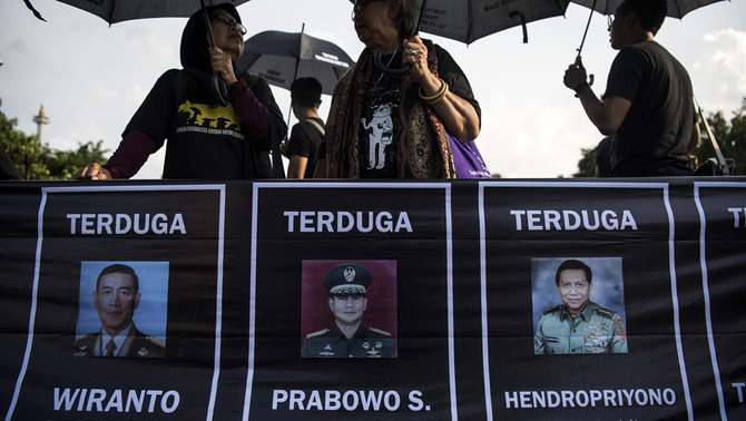 Aktivis Jaringan Solidaritas Korban untuk Keadilan (JSKK) menggelar aksi Kamisan ke-573 di depan Istana Merdeka, Jakarta, 7 Februari 2019.