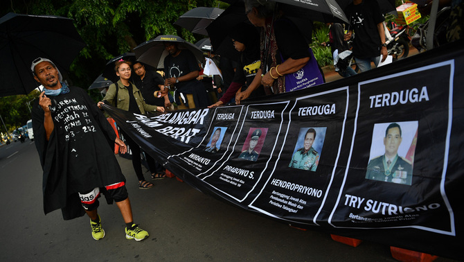 Aktivis Jaringan Solidaritas Korban untuk Keadilan (JSKK) menggelar aksi Kamisan ke-573 di depan Istana Merdeka, Jakarta, 7 Februari 2019.