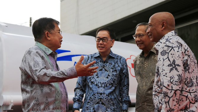 Ketua Umum PMI Jusuf Kalla (kiri) didampingi Pelaksana Harian (Plh) Ketua Umum PMI Ginandjar Kartasasmita (kedua kanan) dan Chief of Corporate Affairs PT Astra International Tbk Pongki Pamungkas (kanan) berbincang bersama Presiden Direktur PT Astra International Tbk Prijono Sugiarto (kedua kiri)  di samping salah satu dari 10 unit truk tangki air dari Astra untuk PMI di Jakarta, Jumat (8/2/19). Bantuan ini sebagai bagian dari program kontribusi sosial berkelanjutan Astra di bidang Kesehatan, yakni Astra Untuk Indonesia Sehat. 