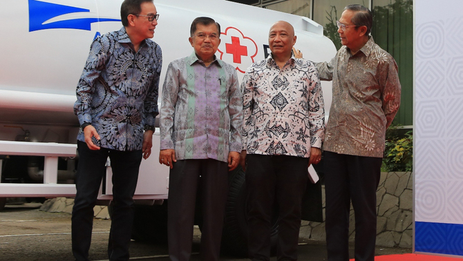  
Ketua Umum PMI Jusuf Kalla (kedua kiri) didampingi Pelaksana Harian (Plh) Ketua Umum PMI Ginandjar Kartasasmita (kanan) dan Chief of Corporate Affairs PT Astra International Tbk Pongki Pamungkas (kedua kanan)  berbincang bersama Presiden Direktur PT Astra International Tbk Prijono Sugiarto (kiri) di samping salah satu dari 10 unit truk tangki air dari Astra untuk PMI di Jakarta, Jumat (8/2/19). Bantuan ini sebagai bagian dari program kontribusi sosial berkelanjutan Astra di bidang Kesehatan, yakni Astra Untuk Indonesia Sehat. 
