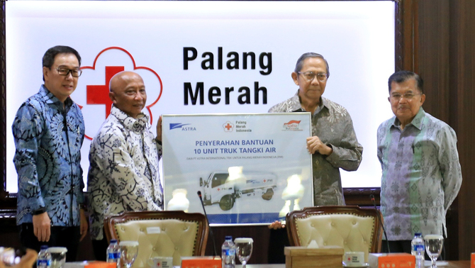 Ketua Umum PMI Jusuf Kalla (kanan) dan Presiden Direktur PT Astra International Tbk Prijono Sugiarto (kiri) menyaksikan penyerahan secara simbolis bantuan 10 unit truk tangki air yang diserahkan oleh Chief of Corporate Affairs PT Astra International Tbk Pongki Pamungkas (kedua kiri) kepada Pelaksana Harian (Plh) Ketua Umum PMI Ginandjar Kartasasmita (kedua kanan) di Jakarta, Jumat (8/2/19). Bantuan ini sebagai bagian dari program kontribusi sosial berkelanjutan Astra di bidang Kesehatan, yakni Astra Untuk Indonesia Sehat. 