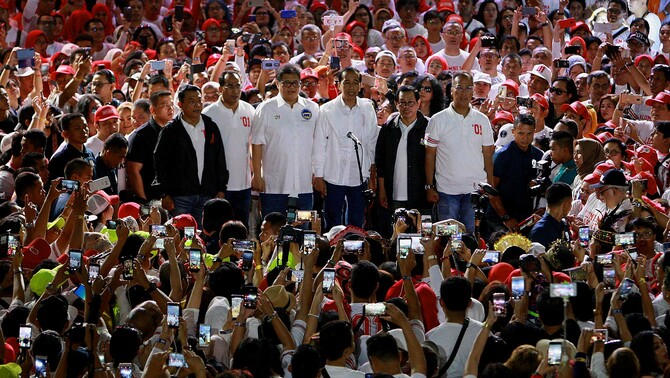 Calon Presiden nomor urut 01 Joko Widodo (tengah), bersama sejumlah menteri kabinet, menghadiri deklarasi dukungan dari alumni SMA se-Jakarta di Istora Senayan, Jakarta, Minggu 10 Februari 2019.
