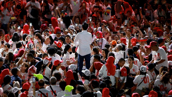 Calon Presiden nomor urut 01 Joko Widodo (membelakangi), menyampaikan pidato saat menghadiri deklarasi dukungan dari alumni SMA se-Jakarta di Istora Senayan, Jakarta, Minggu 10 Februari 2019.