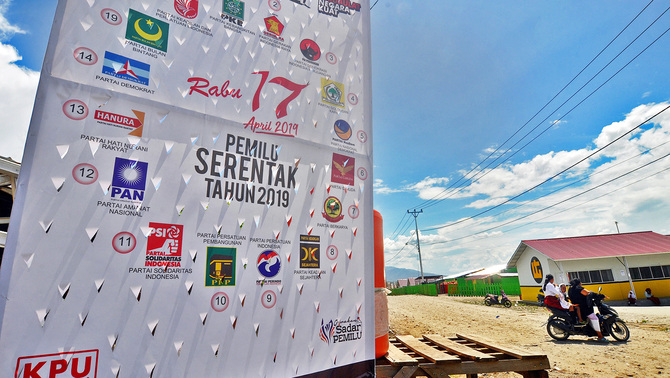 SOSIALISASI PEMILU 2019 - Pemilihan Umum (Pemilu) serentak 2019 akan dilaksanakan pada 17 April 2019. Ini pertama kalinya pemilihan presiden dan legistalif dilakukan secara bersamaan. Tahapan pemilu sudah disosialisasikan ke seluruh pelosok negeri. Sebuah baliho Pemilu 2019 terpasang di kawasan pengungsian warga korban bencana gempa dan likuifaksi di Kelurahan Petobo, Palu, Sulawesi Tengah, 10 Januari 2019. Pemasangan baliho pada sejumlah tempat di Kota Palu itu guna mensosialisasikan serta mengajak masyarakat untuk berpartisipasi dan mensukseskan Pemilu 17 April mendatang.