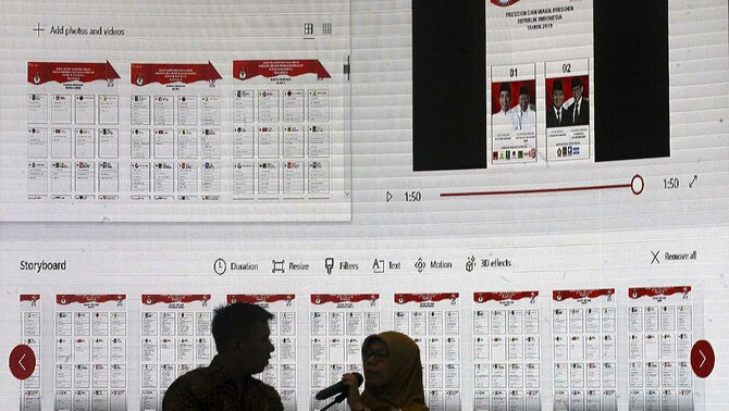 VALIDASI SURAT SUARA PEMILU 2019 - Petugas KPU menyiapkan peralatan untuk acara Validasi dan Persetujuan Surat Suara Anggota DPR, Presiden dan Wakil Presiden di kantor Pusat KPU, Jakarta, 4 Januari 2019. Validasi dan persetujuan yang ditandatangani oleh pengurus partai politik peserta pemilu tersebut dilakukan untuk memastikan penulisan nama dan foto peserta pemilu benar.