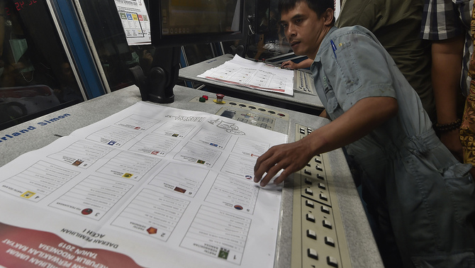 PENCETAKAN SURAT SUARA - Setelah divalidasi dan disetujui, surat suara Pemilu 2019 dicetak secara massal. Petugas melakukan pencetakan surat suara legislatif di Jakarta, 20 Januari 2019. Komisi Pemilihan Umum (KPU) resmi memproduksi surat suara untuk kebutuhan Pemilu 2019, total sebanyak 939.879.651 surat suara yang dicetak serentak di lima percetakan konsorsium ditambah satu perseroan terbatas selama tiga bulan kedepan.