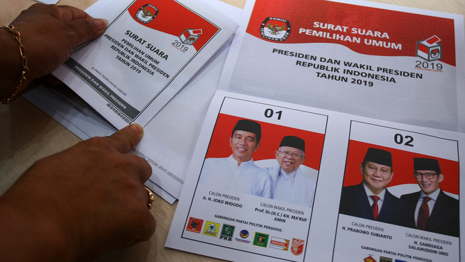 SURAT SUARA PEMILIH LUAR NEGERI - Surat suara dicetak dan didistribusikan ke berbagai wilayah di Indonesia, tak terkecuali hingga ke luar negeri. Petugas logistik KPU Pusat memeriksa surat pemilihan Presiden dan Wakil Presiden 2019 untuk pemilih luar negeri di gudang logistik KPU di Benda, Tangerang, Banten, 7 Februari 2019. Pemilih WNI di luar negeri tercatat 2.058.191 orang yang telah masuk Daftar Pemilih Tetap (DPT) di berbagai negara, dengan pelaksanaan pemilu lebih awal yaitu pada tanggal 8 hingga 14 April 2019, sedangkan pemungutan suara di dalam negeri akan dilakukan pada 17 April 2019. 