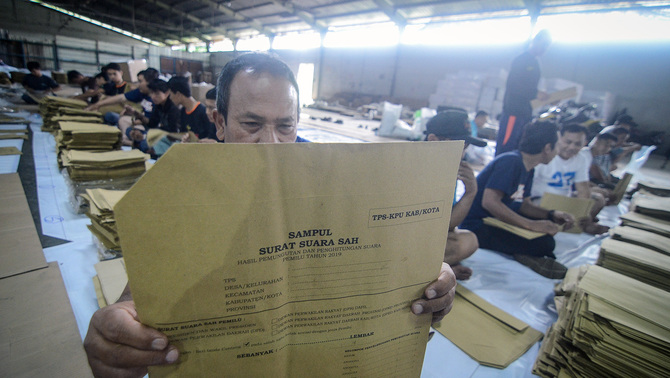 PENYUSUNAN SAMPUL MODEL C1 - Selain kotak suara, petugas juga menyusun sampul model C1 di gudang penyimpanan logistik Pemilu di Cipadung, Bandung, Jawa Barat, 7 Februari 2019. KPU Kota Bandung mulai menyusun sebanyak 35.515 Sampul Salinan formulir model C1 untuk keperluan di TPS pada Pemilu 17 April mendatang.