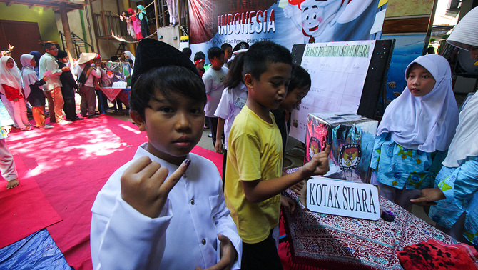 PENYULUHAN DEMOKRASI SEJAK DINI - Pelajar menunjukkan tinta di jari kelingkingnya saat belajar menggunakan hak pilih dalam Pemilihan Umum di SD Muhammadiyah 16 Surabaya, Jawa Timur, 18 Januari 2019. Kegiatan yang diikuti sejumlah pelajar SD Muhammadiyah 16 Surabaya serta SD Muhammadiyah Bangil itu untuk memberikan pengetahuan berdemokrasi khususnya untuk mengenalkan cara-cara menggunakan hak pilih dalam Pemilu.