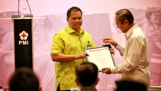 Pelaksana Harian PMI Ginanjar Kartasasmita (kanan) dan Plt. Direktur Utama Perum Jasa Tirta II Haris Zulkarnain saat menerima penghargaan atas dukungannya dalam kegiatan Temu Karya Relawan Tingkat Nasional (TKRN) VI 2018 saat Musyawarah Kerja Nasional tahun 2019 PMI di Jakarta, Senin (11/2/2019). 