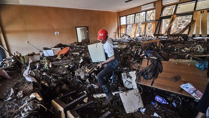 Petugas membersihkan lumpur serta puing pascabanjir bandang yang melanda Kantor Balai Penelitian Tanaman Pangan (BPTP) di Pasir Jati, Cilengkrang, Kabupaten Bandung, Jawa Barat, 11 Februari 2019. Ketua Badan Pengurus Forum Komunikasi Kader Konservasi Indonesia (BP FK3I), Dediurniawan mengatakan, banjir bandang yang terjadi di Pasir Jati tersebut diduga akibat alih fungsi lahan dari kawasan serapan menjadi kawasan non-resapan di Kawasan Bandung Utara (KBU). ANTARA FOTO/Raisan Al Farisi/hp.