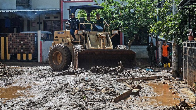 Alat berat mengeruk lumpur pascabanjir bandang yang terjadi Komplek Jati Endah Regency, Pasir Jati, Cilengkrang, Kabupaten Bandung, Jawa Barat, 11 Februari 2019. Ketua Badan Pengurus Forum Komunikasi Kader Konservasi Indonesia (BP FK3I), Dedi Kurniawan mengatakan, banjir bandang yang terjadi di Pasir Jati tersebut diduga akibat alih fungsi lahan dari kawasan serapan menjadi kawasan non-resapan di Kawasan Bandung Utara (KBU).